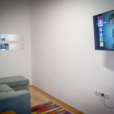 Lovely Central Apartment With Free Parking, Koezponthoz Koezeli 3 Szobas Lakas Gyor Exterior photo