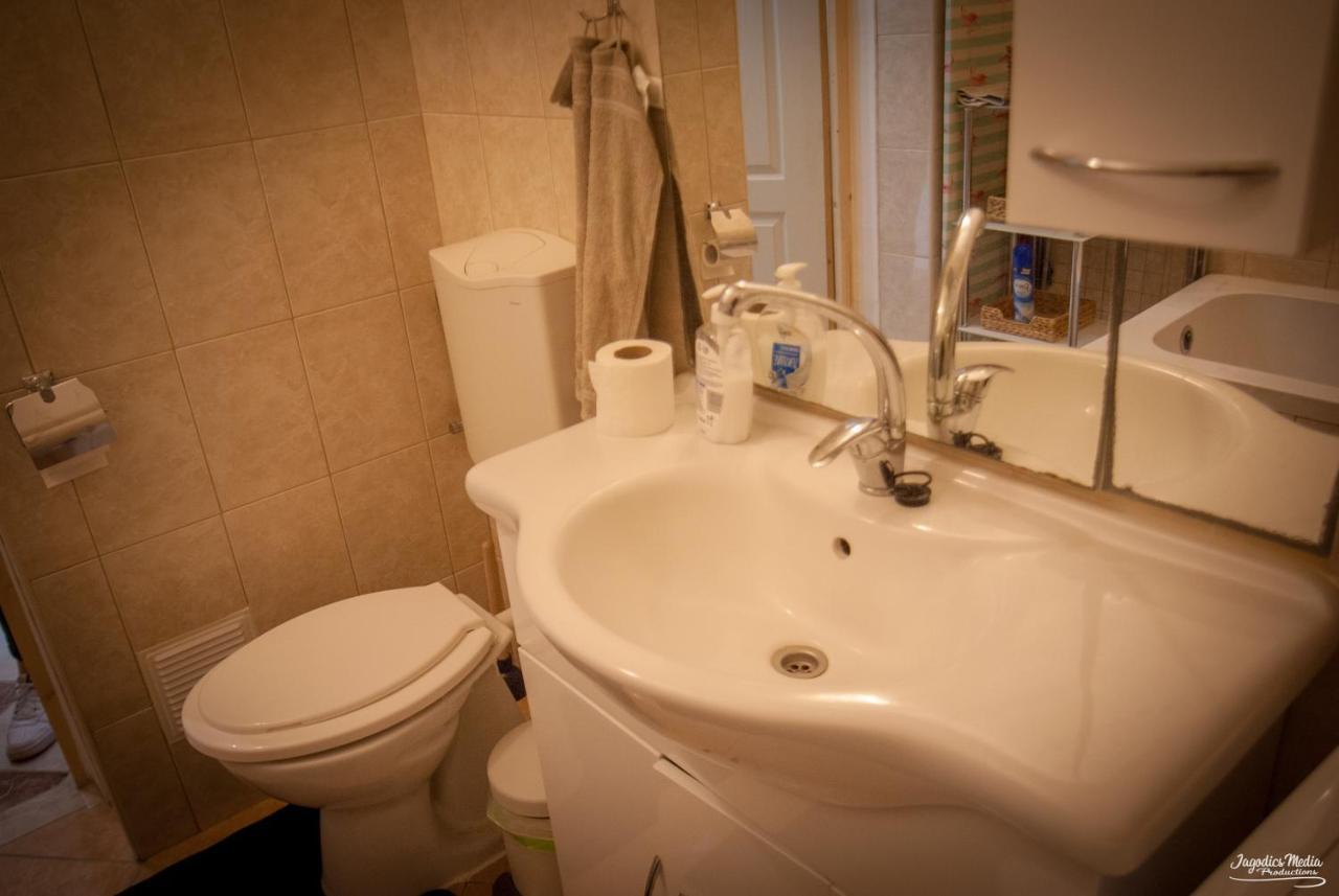 Lovely Central Apartment With Free Parking, Koezponthoz Koezeli 3 Szobas Lakas Gyor Exterior photo