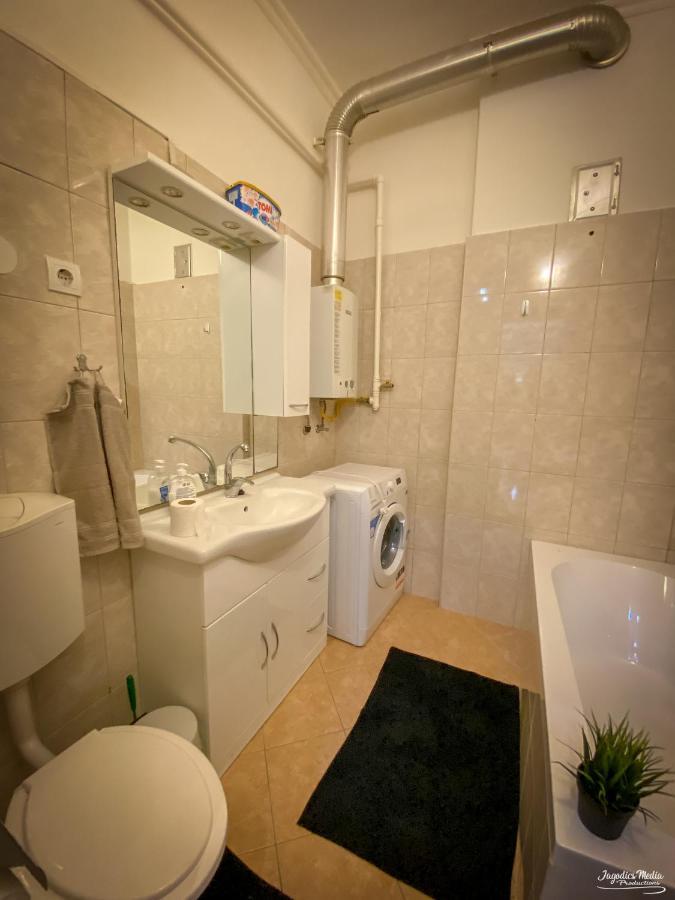 Lovely Central Apartment With Free Parking, Koezponthoz Koezeli 3 Szobas Lakas Gyor Exterior photo