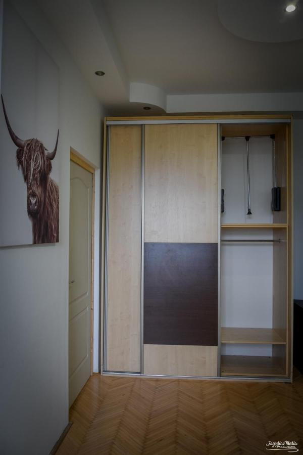 Lovely Central Apartment With Free Parking, Koezponthoz Koezeli 3 Szobas Lakas Gyor Exterior photo