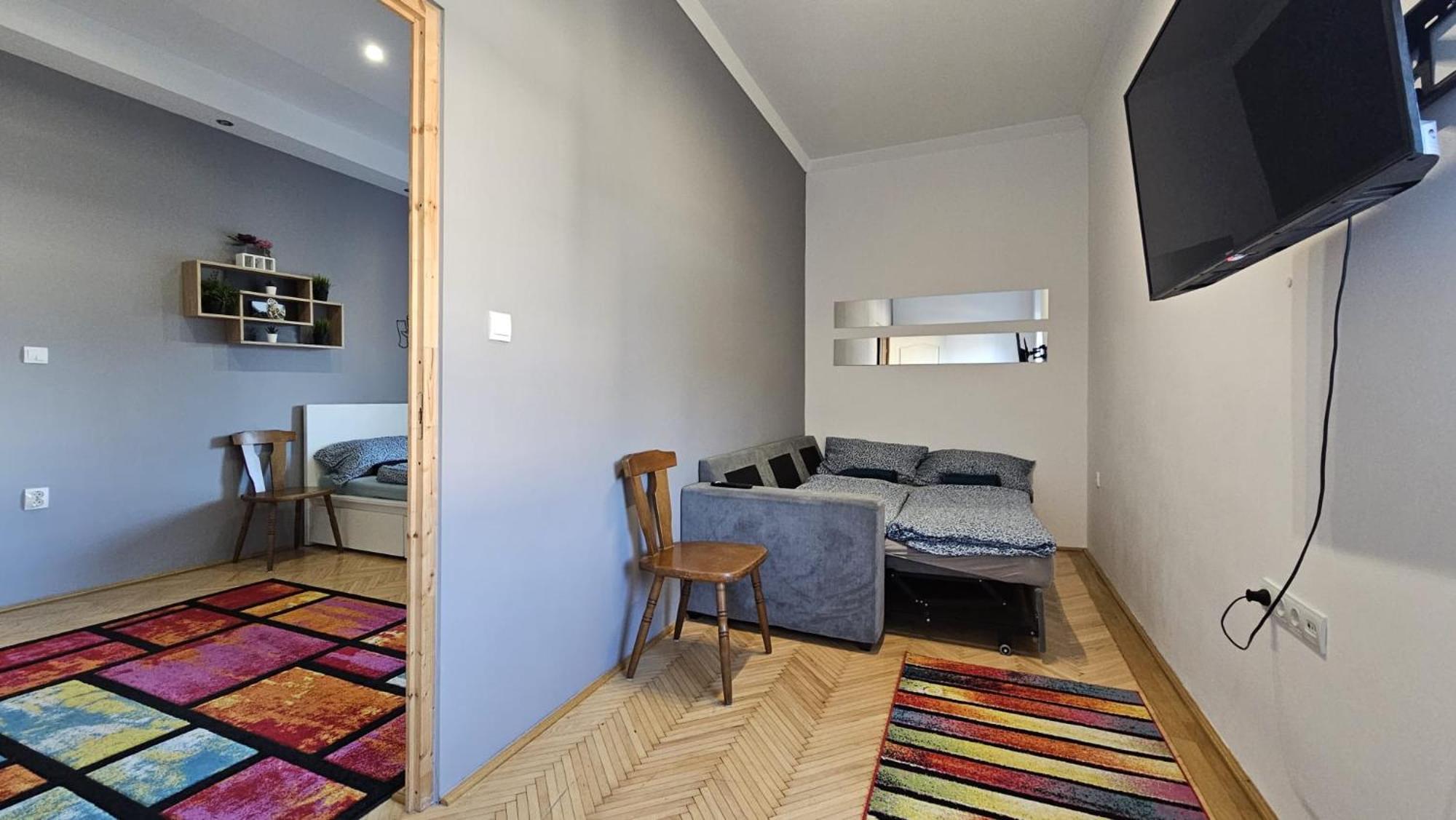 Lovely Central Apartment With Free Parking, Koezponthoz Koezeli 3 Szobas Lakas Gyor Exterior photo