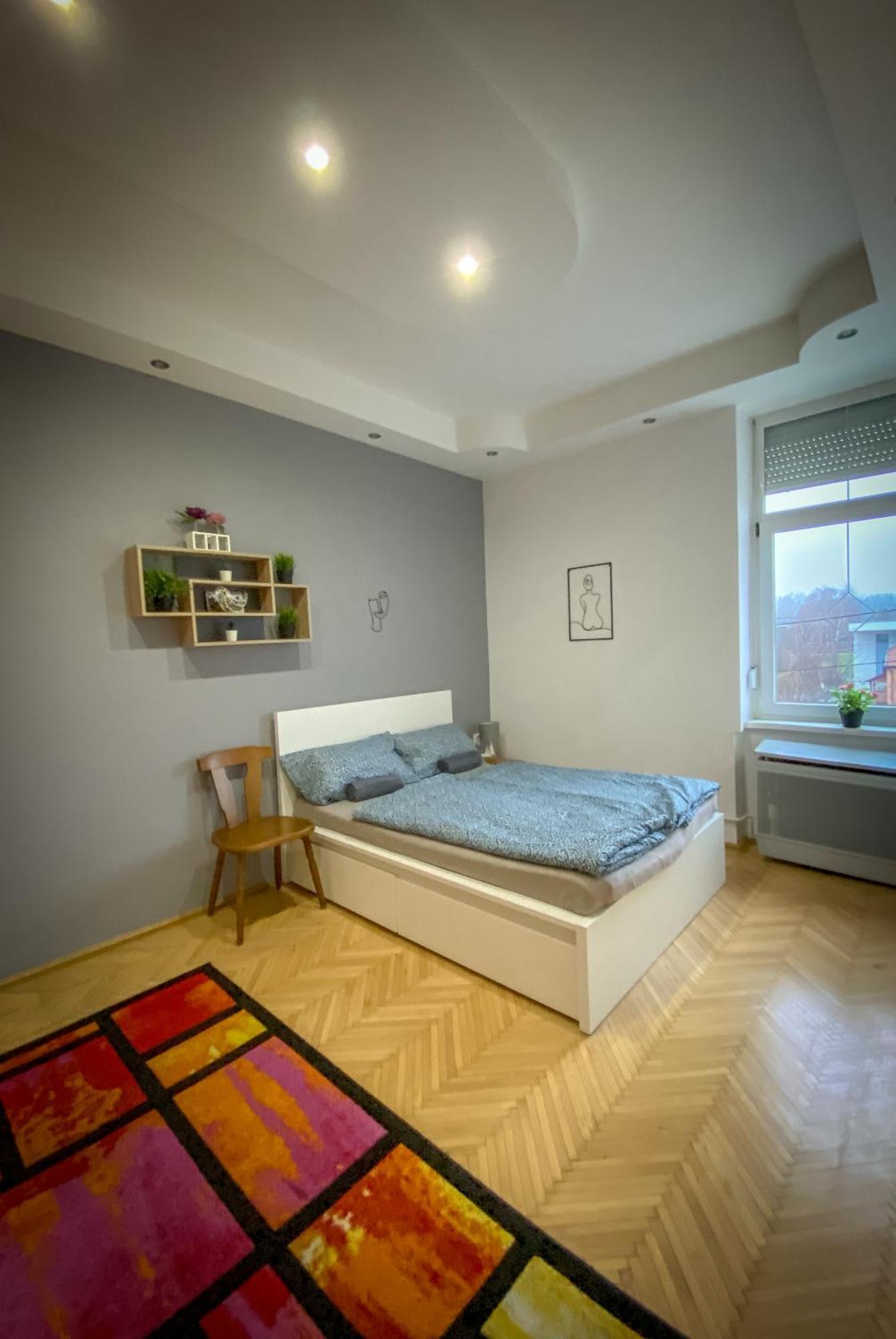 Lovely Central Apartment With Free Parking, Koezponthoz Koezeli 3 Szobas Lakas Gyor Exterior photo