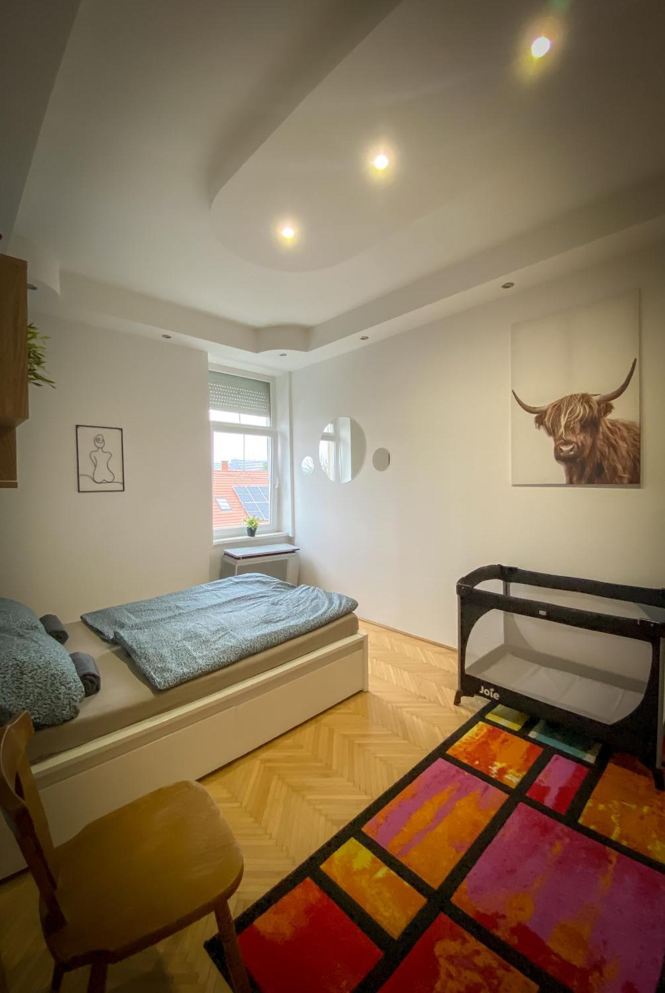 Lovely Central Apartment With Free Parking, Koezponthoz Koezeli 3 Szobas Lakas Gyor Exterior photo