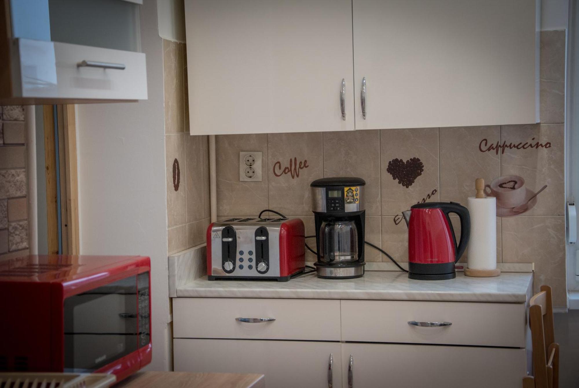 Lovely Central Apartment With Free Parking, Koezponthoz Koezeli 3 Szobas Lakas Gyor Exterior photo