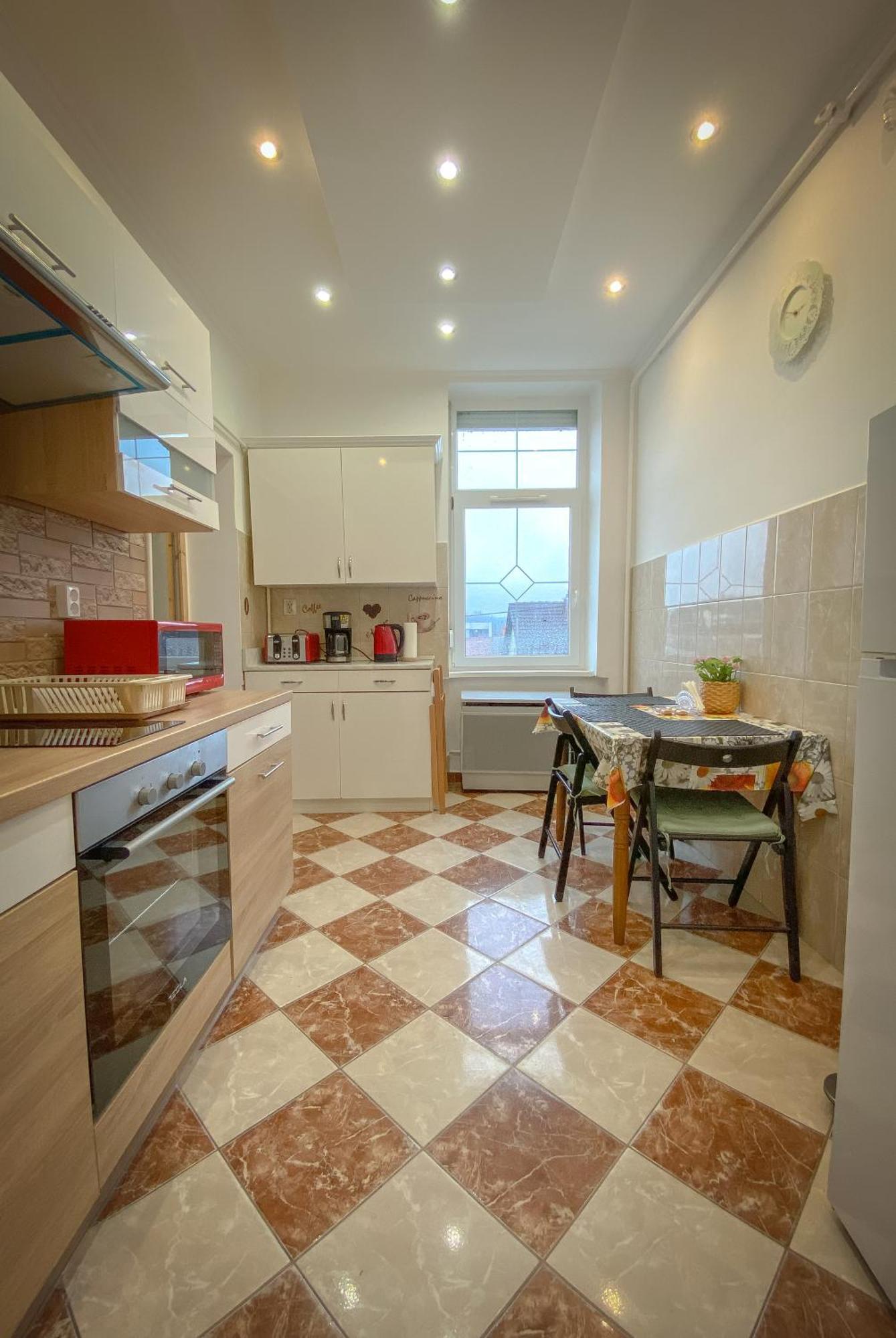 Lovely Central Apartment With Free Parking, Koezponthoz Koezeli 3 Szobas Lakas Gyor Exterior photo