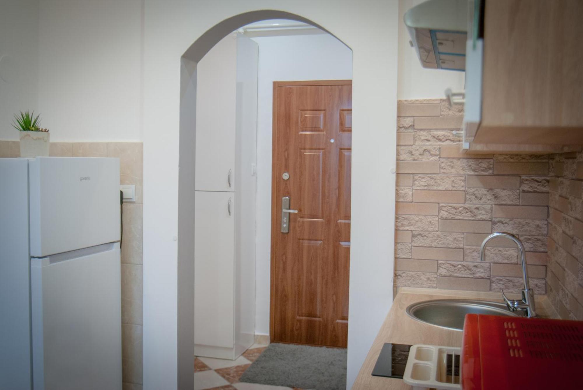 Lovely Central Apartment With Free Parking, Koezponthoz Koezeli 3 Szobas Lakas Gyor Exterior photo