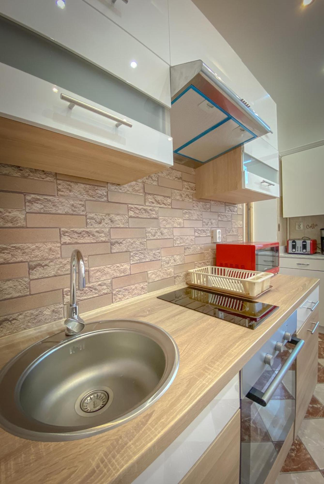 Lovely Central Apartment With Free Parking, Koezponthoz Koezeli 3 Szobas Lakas Gyor Exterior photo
