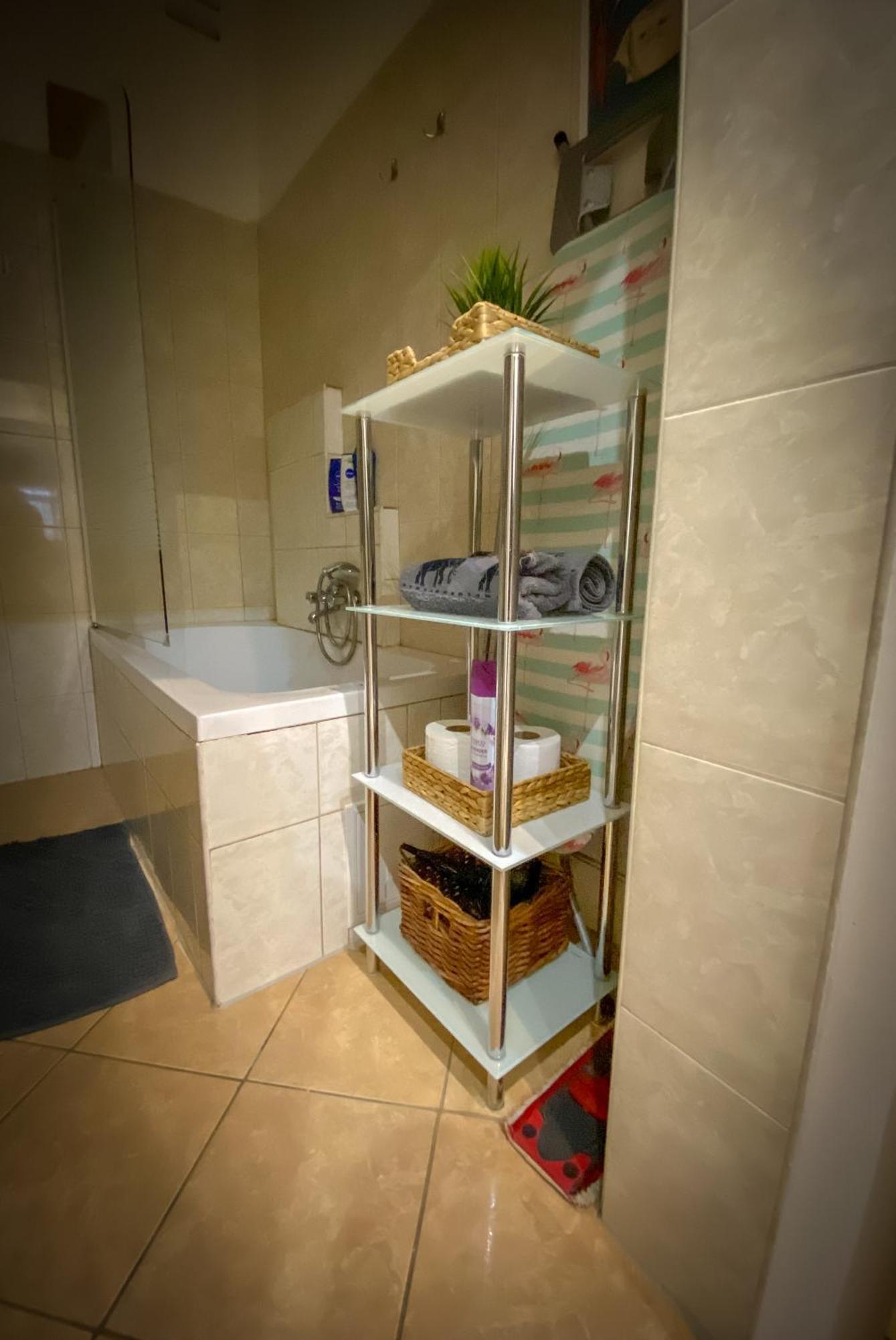 Lovely Central Apartment With Free Parking, Koezponthoz Koezeli 3 Szobas Lakas Gyor Exterior photo